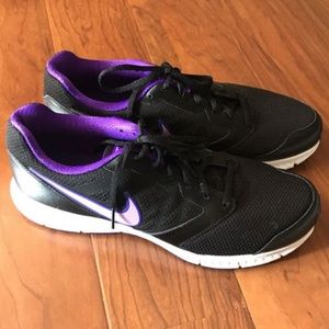 Women's Nikes sz 12 Medium